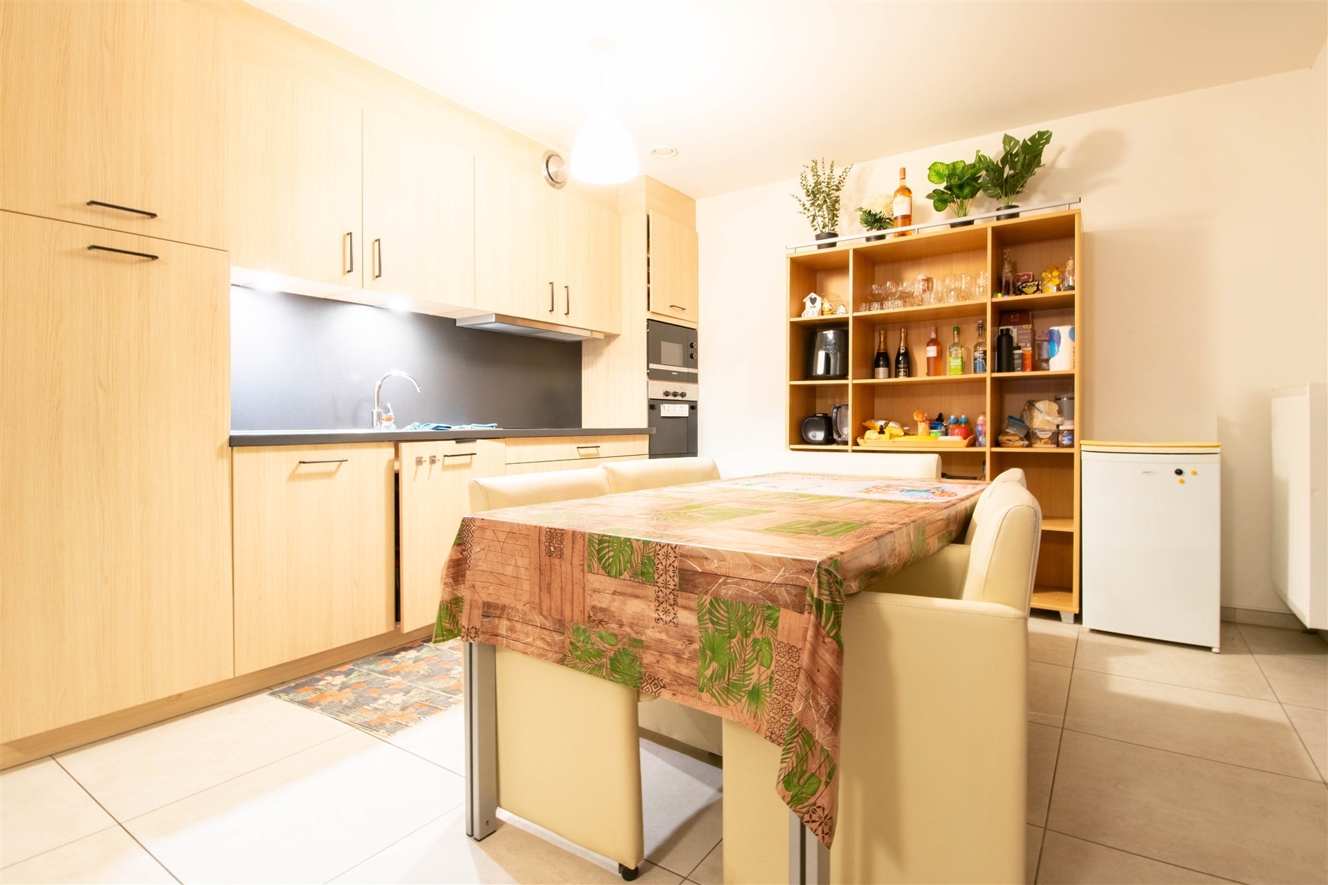 Uitstekend gelegen 2 slaapkamer appartement in het centrum! - foto 3