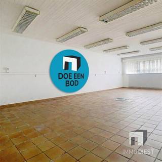 <p><span>DOE EEN BOD!!</span></p><p><span> </span></p><p><span>Ontdek deze ruime handelsruimte in het centrum van Beringen, met een bruikbare vloeroppervlakte van 124 m². Ideaal gelegen aan een levendige straat, biedt dit pand veel potentiële zichtbaarheid en toegankelijkheid, wat perfect is voor een winkel, kantoor of showroom.</span></p><p><span>Bij binnenkomst heeft u een nette en functionele ontvangstruimte die ook dienst kan doen als wachtkamer. De open indeling van het pand zorgt voor een optimale benutting van de ruimte, met volop mogelijkheden voor diverse indelingen.</span></p><p><span>De grote kantoorruimte is multifunctioneel in te richten en biedt een overvloed aan natuurlijk licht, waardoor een aangename werkomgeving ontstaat. Extra voorzieningen zijn een aparte kantoorruimte en een serverruimte/berging.</span></p><p><span>Tot slot is er ook een apart toilet. Het pand beschikt over een klein achtertuintje, een verrassend extraatje midden in de stad. Bovendien ligt er achterliggend het gebouw een gratis openbare parking. </span></p><p><span>Deze locatie biedt een uitstekende mogelijkheid voor ondernemers die zich willen vestigen in een bruisende omgeving, met alle voorzieningen binnen handbereik. Aarzel niet om dit veelzijdige pand te bezichtigen en ontdek de vele mogelijkheden die het te bieden heeft!</span></p><p><span>Bel Immo Diest voor een afspraak op 013/31.25.22.</span></p>
