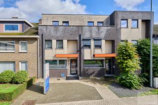 <br />Gelegen aan de Stationsstraat 295 in Lommel vinden we deze ruime woning die momenteel ingericht is als praktijkruimte. Dankzij de reeds aanwezige voorzieningen en de oorspronkelijke woonstructuur kan het pand met enkele gerichte aanpassingen opnieuw omgevormd worden tot een aangename gezinswoning.<br /><br />De woning biedt bovendien heel wat mogelijkheden om de ruimtes volledig af te stemmen op de wensen van de nieuwe eigenaar.<br /><br />Bij het binnenkomen geeft de inkomhal toegang tot de verschillende ruimtes op het gelijkvloers. Hier kan een ruime en gezellige leefruimte met keuken worden ingericht, aangevuld met een aparte eetruimte. De keuken is momenteel niet geplaatst, maar de nodige leidingen en aansluitingen zijn reeds voorzien.<br /><br />Dit biedt de mogelijkheid om de keuken volledig naar eigen smaak en stijl te realiseren.<br /><br />Op de eerste verdieping bevindt zich een ruime slaapkamer met aansluitend een ruimte die perfect kan worden ingericht als dressing. Daarnaast zijn er een badkamer, een kitchenette en een afzonderlijke technische ruimte aanwezig. Afhankelijk van de gewenste woonindeling kan de huidige kitchenette behouden blijven of plaatsmaken voor een andere invulling.<br /><br />De tweede verdieping beschikt over nog twee ruime slaapkamers. Eén van deze kamers heeft bovendien rechtstreeks toegang tot een terras aan de voorzijde. Verder vinden we hier nog een extra dressing of berging en een afzonderlijk toilet.<br /><br />Ook buiten biedt het pand praktische troeven. Zo beschikt de woning over een aangename tuin en een carport<br /><br />Een woning met mogelijkheden<br /><br />Dankzij de ruime oppervlakte, de drie volwaardige slaapkamers en de reeds aanwezige voorzieningen vormt dit pand een interessante basis voor wie op zoek is naar een woning die mits enkele aanpassingen volledig naar eigen wensen kan worden ingericht.<br /><br />Meer info of een vrijblijvende bezichtiging, contacteer ons.