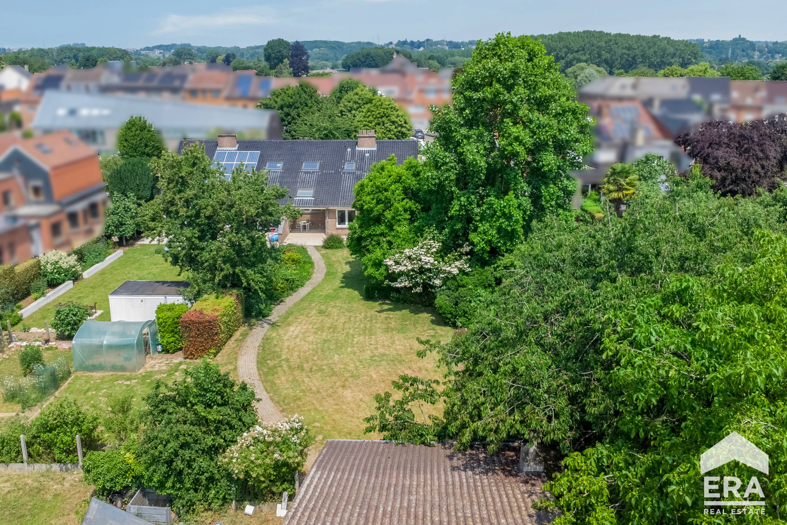 Ruime gezinswoning met 5 slpks en tuin in rustige straat - foto 1