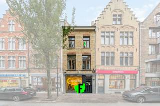 In de Rijselstraat, in het hartje van Ieper, stellen wij u dit prachtige handelspand met een triplex appartement voor. Dankzij de centrale ligging...