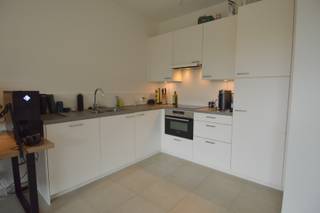 Recent appartement van bijna 85 m² op een top locatie in Gullegem met zicht op de markt.<br /><br />U geniet als bewoner van deze schitterende eigendom, opgetrokken met de fijnste technieken, alle moderne comfort en sterke isolatie waarden en dit in Residentie Parkzicht. <br /><br />Een ruime leefruimte met zicht op de markt, volledig ingerichte open keuken en 2 slaapkamers en dit alles op wandelafstand van bakker, slager en andere winkels. Vooraan beschikt u over een terras, waar u zicht heeft op de markt en achteraan is er een kleiner terras voorzien dat uitkijk op de binnentuin.<br /><br />In deze verhuur is de ondergrondse staanplaats vanzelfsprekend mee voorzien.<br />Het appartementsgebouw is voorzien van een lift.<br /><br />Beschikbaarheid: 01/08/2026<br />Huurprijs: 775 EUR/maand + 50 EUR/maand syndic of een totaal van 825 EUR/maand<br />Adres: Rederijkersstraat 8/0203, 8560 Gullegem<br />Onze referentie: DEV5091