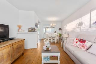 Roeselare : Charmante instapklare woning aan de stadsrand van Roeselare voorzien van 3 slpks.<br /><br />Op zoek naar een<strong> perfect onderhouden woning</strong> waar je meteen kan intrekken? Dan zal deze <strong>verzorgde en gezellige</strong> gezinswoning aan de stadsrand van Roeselare je ongetwijfeld weten te charmeren!<br /><br />Bij het binnenkomen voel je je meteen thuis. De<strong> lichtrijke en sfeervolle leefruimte vormt het hart van de woning</strong> en straalt warmte en gezelligheid uit. Aansluitend vind je de volledig ingerichte keuken, die in open verbinding staat met de tuinkamer/eetruimte.<br />Dankzij het grote raam geniet je hier van een prachtig uitzicht op de tuin – ideaal om te ontspannen of te tafelen met vrienden en familie.<br />De<strong> praktische wasplaats</strong> is een echte troef en maakt het dagelijkse leven nog comfortabeler.<br />Op de bovenverdieping bevinden zich <strong>drie ruime slaapkamers</strong> en een badkamer met ligbad, perfect voor het hele gezin. Daarnaast is er nog een<strong> opberg zolder en een kelder</strong> voor extra bergruimte.<br /><br />Buiten vind je een net aangelegde tuin met tuinhuis én een <strong>achteruitgang naar een parkeerplaats of carport</strong> – een absolute meerwaarde in deze buurt.<br /><br />Deze woning is tot in de puntjes verzorgd, instapklaar en een streling voor het oog.<br />Wacht niet te lang, want zulke pareltjes zijn zeldzaam!<br /><br />📞 Wees er snel bij en bel ons voor een bezoek 051/62 40 40<br /> 