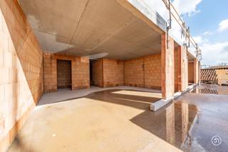 WERKEN GESTART<br /><br />In het rustige Hingene wordt Residentie Haelenhof opgetrokken, een stijlvol en energiezuinig woonproject. Volgens velen de mooiste deelgemeente van Bornem door zijn gezellige centrum, kasteel d'Ursel en het rondomliggend park. De residentie is gelegen op een centrale locatie nabij de N16 en op wandelafstand van winkels, scholen en openbaar vervoer.<br /><br />De architectuur combineert strakke lijnen, grote raampartijen en kwalitatieve afwerking in een kleinschalige residentie met veel aandacht voor wooncomfort.<br /><br />Het project zal bestaan uit 9 hedendaagse appartementen, telkens met een functionele indeling, veel lichtinval en eigen buitenruimte.<br />De ondergrondse verdieping is voorzien van parkeerplaatsen en private bergingen.<br />Achteraan het gebouw vinden we tevens een gemeenschappelijke fietsen- en tuinberging terug.<br /><br />De units zullen bijna-energieneutraal zijn en meer dan voldoen aan de huidige energienormen (E-peil ≤ 30). Er wordt oa. gebruik gemaakt van vloerverwarming via een geothermische warmtepomp, een ventilatiesysteem type D en thermische en akoestische isolatie.<br /><br />Alle appartementen genieten van een ruim terras en de gelijkvloers appartementen genieten daarenboven van een mooie tuin.<br />Er wordt gestreefd naar een kwalitatieve afwerking tot in de puntjes.<br /><br />De constructiewaarde kan aangekocht worden aan 6% BTW, indien je voldoet aan de voorwaarden.<br /><br />Wenst u meer informatie over dit kwalitatieve project?<br />Contacteer ons gerust via yordi@julimmo.be of 0473 76 18 07.