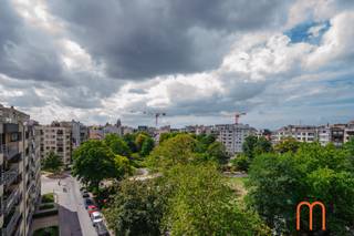 <strong>Wonen in Residentie Parkzicht – centraal en residentieel</strong><br /><br />In Residentie Parkzicht, aan het <strong>Prinses Stefanieplein</strong> in Oostende, vind je dit <strong>ruime en lichtrijke appartement</strong> op de <strong>7de verdieping</strong>. Met een <strong>bewoonbare oppervlakte van 115 m²</strong> en <strong>twee aangename terrassen</strong> biedt deze woonst het perfecte evenwicht tussen comfort, ruimte en uitzicht.<br /><br /><strong><u>Lichtrijke leefruimte met open zicht</u></strong><br />De <strong>ruime woonkamer</strong> geniet van overvloedig daglicht dankzij de grote raampartijen. Vanuit de leefruimte kijk je uit over het Prinses Stefanieplein, de <strong>Koninklijke Stallingen</strong> en het omliggende groen.<br />Het <strong>terras aan de voorzijde</strong> vangt de middagzon en biedt een heerlijke plek om te ontspannen met zicht op de tennis van Oostende.<br /><br /><strong><u>Praktische, open keuken en vernieuwde badkamer</u></strong><br />De <strong>open keuken</strong> sluit naadloos aan bij de leefruimte en is praktisch ingericht – ideaal voor wie houdt van gezellig koken.<br />De <strong>badkamer werd recent vernieuwd</strong> en is uitgerust met een moderne <strong>instapdouche</strong>.<br />Daarnaast beschikt het appartement over een <strong>aparte berging</strong> en een <strong>afzonderlijk toilet</strong> voor extra comfort.<br /><br /><strong><u>Twee slaapkamers met ochtendzon</u></strong><br />Achteraan het appartement bevinden zich <strong>twee volwaardige slaapkamers</strong>, elk met toegang tot het <strong>tweede terras</strong>. Hier geniet je van de <strong>ochtendzon</strong> en een rustige start van de dag.<br /><br /><strong><u>Extra troeven en praktische info</u></strong><br />Bij het appartement hoort een <strong>private kelder</strong>.<br />Een <strong>garagebox (nr. 2)</strong> onder de residentie kan optioneel worden aangekocht – een waardevolle troef in deze <strong>centrale en gegeerde buurt</strong>.<br /><br /><br /><strong><u>Belangrijkste kenmerken:</u></strong><br />Bewoonbare oppervlakte: 115 m²<br />Twee terrassen (ochtend- en middagzon)<br />Individuele verwarming op aardgas<br />Positieve elektrische keuring<br />EPC: 85<br />Bouwjaar: 2001<br />Mogelijkheid tot aankoop garagebox: € 65.000<br />KI appartement + kelder: € 1.184<br />KI garage: € 160<br /><br /><br /><strong>Comfortabel en centraal wonen in Oostende</strong><br />Dit appartement combineert ruimte, lichtinval en een uitstekende ligging met uitzicht op groen en nabijheid van winkels, openbaar vervoer en recreatie.<br />Een ideale thuis voor wie <strong>comfortabel, rustig én centraal</strong> wil wonen in Oostende.<br /><br />Neem vandaag nog contact met ons op voor meer informatie of een bezichtiging.<br />Laat je overtuigen door de <strong>ruimte, het licht en het unieke uitzicht</strong> die dit appartement te bieden heeft.<br />