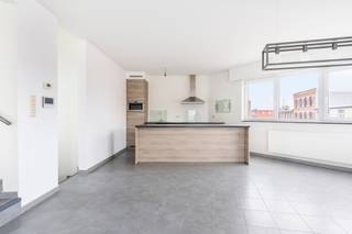 Ontdek dit energiezuinige en instapklare duplexappartement op de tweede verdieping van een recent en verzorgd gebouw in de Golfstraat te Wilrijk...