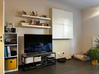 Energiezuinig gelijkvloers appartement in het centrum van Zammel.<br /><br />Het appartement heeft de volgende indeling: Via de inkomhal heeft u toegang tot een grote lichtrijke woonkamer met open ingerichte keuken voorzien van alle inbouwtoestellen (combi-oven , koelkast, keramisch kookvuur, dampkap, spoelbak en vaatwasser; tegels, 30m²). Via de living kan u zich begeven naar de tuin met terras. Verder geeft de nachthal toegang tot één ruime slaapkamer (tegels; 12m²), de ingerichte badkamer (lavabo, inloopdouche, toilet ; tegels, 7m²) en de ruime kelder (18m²).<br /><br />Er is voldoende parkeergelegenheid in de nabijheid van het appartement.<br /><br />- CV = aardgas<br />- 127 kWh/ m² jaar<br />- €50 gemeenschappelijke onkosten<br />- Kleine huisdieren zijn bespreekbaar.<br /><br />Voor bijkomende inlichtingen of een bezoek ter plaatse kan u steeds vrijblijvend contact opnemen met Immo S|P op het nummer 014/59.10.20. of via info@immosp.be.