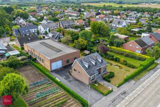 Woning bestaande uit: Inkomhal, toilet, living in L-vorm met open haard, ruime keuken, 3 slaapkamers, bureel, badkamer, inpandige garage,...