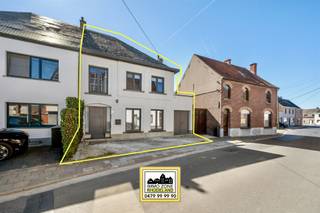 <p><span><span>Alweer VERKOCHT op 1e BEZOEKDAG. Contacteer RANDY REMUE 0479/ 99. 99. 90 als u ook op 1 DAG wil verkopen.</span></span></p><p>"ABSOLUTE TOPPER" - Afspraak ENIGE BEZOEKDAG ENKEL telefonisch via Randy Remue op 0479/ 99. 99. 90, meer info via Facebook "remuerandy" - LIKE de pagina en blijf op de hoogte van alle nieuwe woningen. De stukken van de woning zijn te consulteren op www.immo-zone.be. Deze prachtige instapklare woning vinden we terug te Dries 14, Sint-Lievens-Houtem. Indeling: Via de inkomhal met gastentoilet stappen we binnen in een open, luchtige leefruimte met zit- en eetgedeelte. De geïntegreerde bureelruimte maakt het geheel extra functioneel. Aansluitend bevindt zich de moderne, volledig uitgeruste keuken, met directe toegang tot de wasruimte en een ruime berging. Vervolgens begeven we ons naar het 1e verdiep waar we de 2 ruime slaapkamers en luxueuze badkamer uitgerust met ligbad, douche en dubbele wastafel terug vinden. Op het 2e verdiep treffen we de ruime 3e slaapkamer en aansluitende dressing met lavabo. De zuidgerichte tuin vormt een absolute troef en is volledig aangelegd met een gezellig terras en een verzorgd gazon — ideaal om in alle rust van het buitenleven te genieten. De tuin is langs het toegangspoortje rechts rechtstreeks toegankelijk. Zonnepanelen aanwezig. Deze woning is een ABSOLUTE TOPPER voor starters, gezinnen of investeerders. Gelegen vlakbij winkels, scholen, openbaar vervoer en op 5,5 km van de autosnelweg. <br />P-score: B / G-score: A.<br />VOOR ZEER SNELLE BESLISSERS!!<br />IMMO ZONE RHODELAND  RANDY REMUE -  0479/ 99. 99. 90</p>