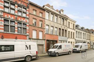 <p>Gelegen nabij alle voorzieningen in het hart van Tournai en op een steenworp van de bastions, bestaat dit volledig onderkelderde opbrengsteigendom, dat zich in een uitstekende staat van onderhoud bevindt, uit 3 verhuurde entiteiten met een totale maandelijkse huuropbrengst van €1.630.</p><p></p><p><span><b>GELIJKVLOERS:</b></span> een studio, momenteel verhuurd voor €490, bestaande uit een woon- en eetkamer, een ingerichte kitchenette en een douchekamer, kelder in de ondergrond, EPC C, nieuwe individuele gascondensatieketel.</p><p></p><p><span><b>VERDIEPING:</b></span> een gerenoveerd appartement, momenteel verhuurd voor €590, bestaande uit een woon-/eetkamer, een badkamer, een ingerichte keuken en een slaapkamer, EPC C, individuele gasketel.</p><p></p><p><span><b>2de VERDIEPING:</b></span> appartement met 2 slaapkamers, momenteel verhuurd voor €550, bestaande uit een woon-/eetkamer, een half ingerichte keuken en twee badkamers, elektrische accumulatoren, EPC G</p>