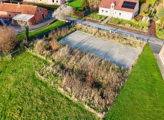 LANDELIJK GELEGEN PROJECTGROND MET VERGUNNING EN VOORBEREIDENDE WERKEN voor DRIE MODERNE NIEUWBOUWWONINGEN op een perceel van totaal 797m² in...
