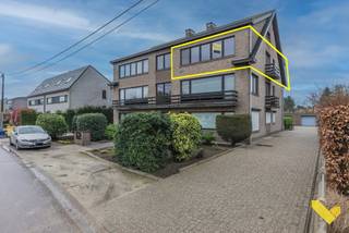 Dit ruime appartement bevindt zich op de tweede verdieping en is bereikbaar via een gemeenschappelijke inkomhal met trap.Bij het binnenkomen komen we...