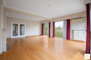 <p><span>Standingvol en uiterst aangenaam app. op een gunstige ligging ter hoogte van het Harmoniepark met mooi zicht over het Albertpark. </span></p><p><span>Ca 150 m² bew.opp. ingedeeld in een riante woonruimte met aansluitende slaapkamer met eveneens zicht op groen vooraan, een eerste badkamer,  grote ingerichte keuken met aansluitende polyvalente kamer (thans bijkeuken met wasplaats). Achteraan het appartement bevindt zich nog de masterbedroom met een 2de badkamer en een derde slaapkamer.  Ondergrondse berging inbegrepen.</span></p><p><span>Zeer residentiële locatie met goede verbinding naar autosnelwegen en centrum van Antwerpen. </span></p><p><span>Te renoveren!  </span></p><p><span>Ca 300 maandelijkse kosten (verwarming en water inbegrepen).</span></p>