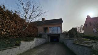 Woning met 3 slaapkamers en tuin in Voeren.Deze woning bestaat op het gelijkvloers uit een inkomhal, een apart toilet, een leefruimte met veel licht,...