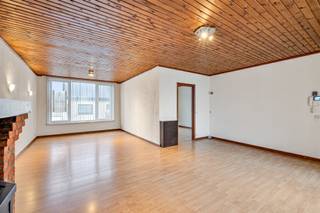 Deze woning geniet van een gunstige ligging met alle voorzieningen zoals winkels, scholen en openbaar vervoer op wandelafstand. Daarnaast...