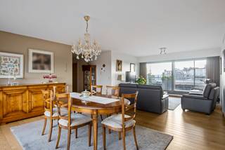 Zeer gunstig gelegen appartement in het centrum van Boom (met LIFT!), op wandelafstand van alle winkels, scholen en het openbaar vervoer. Tevens ligt dit eigendom vlakbij het recreatiedomein De Schorre. De oprit van de A12 Antwerpen-Brussel ligt op slechts enkele minuten rijden. <br /><br />Dit dakappartement (114m²) bevindt zich in een recent gebouw (2006), voorzien van lift. Het appartement werd afgewerkt met kwaliteitsvolle materialen en beschikt over alle nodige comfort. De indeling is als volgende: een inkomhal, een lichtrijke woonkamer met toegang naar twee terrassen, een open ingerichte keuken, een wasplaats/berging, 2 slaapkamers, een huidige dressing (mogelijk 3e slaapkamer), een ingerichte badkamer en een apart toilet. In de woonkamer en slaapkamers is airco aanwezig, wat mee resulteert in een zeer goede EPC-score (label B). Voorts is de elektrische installatie conform en is er geen asbest aanwezig.<br /><br />Tot slot is er een ruime, dubbele garagebox met automatische poort voorzien welke mogelijks kan bijgekocht worden aan €50.000,- (uitweg naar de Gasstraat).<br /><br />Wenst u graag een bezichtiging in dit mooie appartement? Contacteer ons via 03 459 99 99 of info@leximmo.be voor een afspraak ter plaatse!