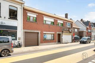 Ontdek dit bijzonder veelzijdige eigendom, bestaande uit een handelspand met atelier én een ruime gezinswoning. Dit pand biedt niet alleen een ideale combinatie van wonen en werken, maar vormt eveneens een interessante investeringsopportuniteit dankzij de grote bewoonbare oppervlakte en multifunctionele indeling.<br /><br />Het handelspand beschikt over een winkelruimte aan de straatzijde en een ruim atelier achteraan, momenteel ingericht als bakkerij, maar perfect geschikt voor diverse zelfstandige activiteiten. Daarnaast is er een keuken, badkamer, afzonderlijk toilet en bijzonder veel opbergruimte voorzien. Achteraan het perceel bevindt zich bovendien een feestzaaltje/polyvalente ruimte, evenals een tuin met tweede uitweg, wat extra mogelijkheden biedt op vlak van bereikbaarheid en gebruik.<br /><br />De woning en het handelsgedeelte beschikken over twee aparte ingangen: één via de winkel en één via de privatieve inkomhal, wat zorgt voor een praktische scheiding tussen privé en werk.<br /><br />Indeling woning: via de inkomhal bereikt u de ruime leefruimte. Op het gelijkvloers bevindt zich tevens een eerste slaapkamer. In de gang is er toegang tot de ruime en droge kelder. Op de eerste verdieping zijn er nog vijf volwaardige slaapkamers, ideaal voor grote gezinnen of extra ruimte.<br /><br />Dit eigendom biedt een unieke combinatie van ruimte, commerciële opportuniteiten en wooncomfort, gelegen op een centrale locatie in Deerlijk.<br /><br />Interesse in deze opportuniteit? feline@immobeguin.be