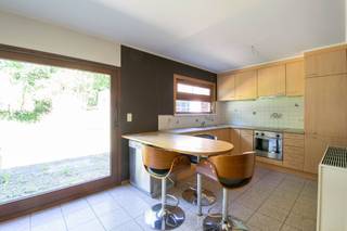 <p><span>Charmante woning in een oase van rust (KAN NIET DIENEN ALS HOOFDVERBLIJFPLAATS).</span></p><p><span>Dit betreft een instapklare recreatiewoning met 2 slaapkamers en een apart bijgebouw. </span></p><p><span>De woning is gelegen in een oase van rust en beschikt over zeer vlotte verbindingsmogelijkheden via E34 (Antwerpen-Gent). </span></p><p><span> </span></p><p><span>INDELING</span></p><p><span> </span></p><p><span>Gelijkvloers: </span></p><p><span>Riante inkomhal met vestiaire, berging en gastentoilet.</span></p><p><span>Ruime, lichte leefruimte (36m²) met halfopen keuken en schuifraam naar de tuin.</span></p><p><span>De keuken is uitgerust met een keramische kookplaat, frigo, oven, anderhalve spoelbak en ontbijthoek. </span></p><p><span>Apart bijgebouw ca. 40m², momenteel ingericht als slaapkamer met badkamer maar ook geschikt voor bv. Atelier, werkplaats, bureel,... (verwarming, elektriciteit en water voorzien).</span></p><p><span>Zonnige tuin met vijver.</span></p><p><span> </span></p><p><span>1e verdieping:</span></p><p><span>Ruime nachthal met ingemaakte kasten.</span></p><p><span>3 slaapkamers op laminaat (15m², 9m² & 7m²).</span></p><p><span>Badkamer met bad/douche combinatie, lavabomeubel en toilet. </span></p><p><span> </span></p><p><span>Bergzolder.</span></p><p><span> </span></p><p><span>EXTRA</span></p><p><span>Instapklaar.</span></p><p><span>CV op stookolie.</span></p><p><span>Overal dubbele beglazing.</span></p><p><span>Ruime oprit met veel parkeergelegenheid.</span></p><p><span> </span></p><p><span> </span></p><p><span> </span></p>