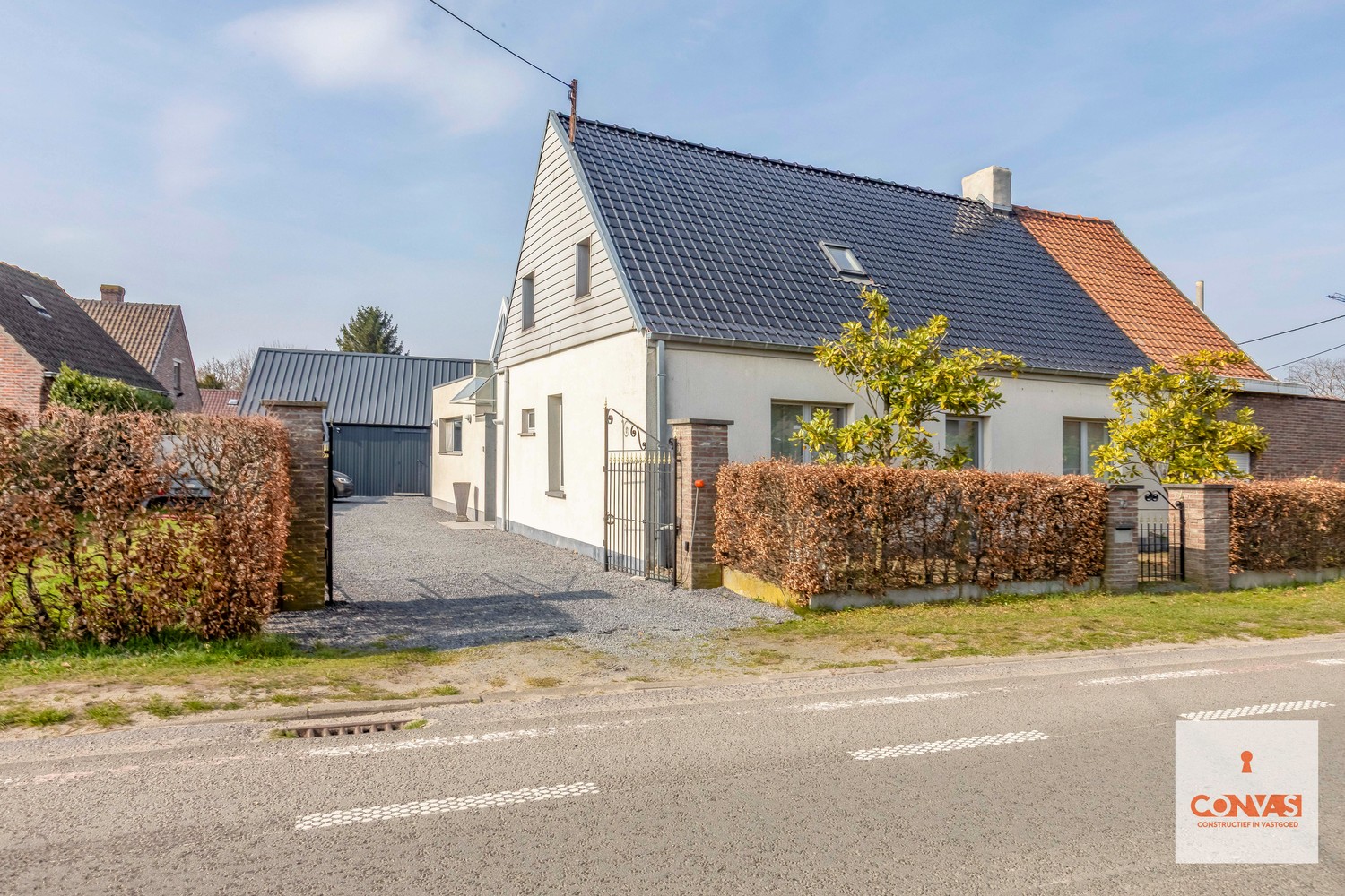 Deels gerenoveerde gezinswoning met grote tuin - foto 2