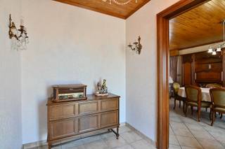 Droomt u van rustig wonen in een groene omgeving, zonder in te boeten aan een vlotte bereikbaarheid? Dan is deze charmante open bebouwing in het landelijke Binderveld (Nieuwerkerken) beslist een bezoek waard.<br /><br />Gelegen op een prachtig perceel van 14a 91ca, geniet deze woning van een zuidgerichte tuin en een weids uitzicht over de omliggende velden. De woning werd in 1989 gebouwd in een authentieke landelijke stijl met karaktervolle Beerse recupstenen en vormt dankzij haar degelijke constructie de ideale basis om volledig naar eigen smaak te moderniseren.<br /><br />De woning is momenteel volledig gelijkvloers ingericht, maar biedt bovendien de mogelijkheid om de bovenverdieping (124m<sup>2</sup>) verder af te werken en extra slaapkamers of een hobbyruimte te creëren. Zo groeit deze woning moeiteloos mee met uw woonwensen.<br /><br />De indeling omvat een ruime inkomhal, een lichtrijke leefruimte met aansluitend een volledig geïnstalleerde keuken, een praktische berging en een inpandige garage met cv-ruimte, uitgerust met een vernieuwde Vaillant-gasketel. Het nachtgedeelte biedt een nachthal, een apart gastentoilet, een badkamer met lavabo, douche-in-bad en toilet alsook drie volwaardige slaapkamers. De keuken beschikt over alle nodige comfort, waaronder een ingebouwde koelkast, gasfornuis, dampkap, heteluchtoven, vaatwasser en een dubbele spoelbak met afdruipzone.<br /><br />Ook buiten is het volop genieten. Op het perceel bevinden zich een afzonderlijk bijgebouw met extra garagemogelijkheden, een ruim tuinhuis en een praktische stalling. De tuin is vrijwel volledig omheind en biedt alle privacy, terwijl u dagelijks kunt genieten van een prachtig, vrij uitzicht over de achterliggende velden.<br /><br />Bent u op zoek naar een degelijk gebouwde open bebouwing met een schitterende ligging, een ruim perceel en tal van uitbreidingsmogelijkheden? Neem dan vandaag nog contact met ons op via 011 70 70 19 en ontdek zelf de troeven van deze unieke eigendom.