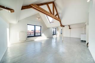 Infos : bruxelles.ouest@weinvest.be ou 02 315 77 22 | Discover this magnificent 146 m² duplex, a rare property offering generous spaces...