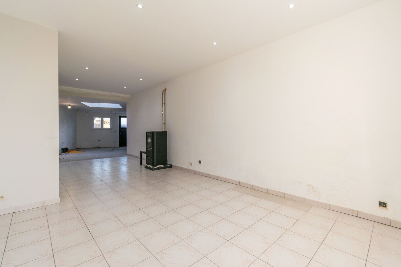 Een goed gelegen, verder af te werken rijwoning! - foto 4
