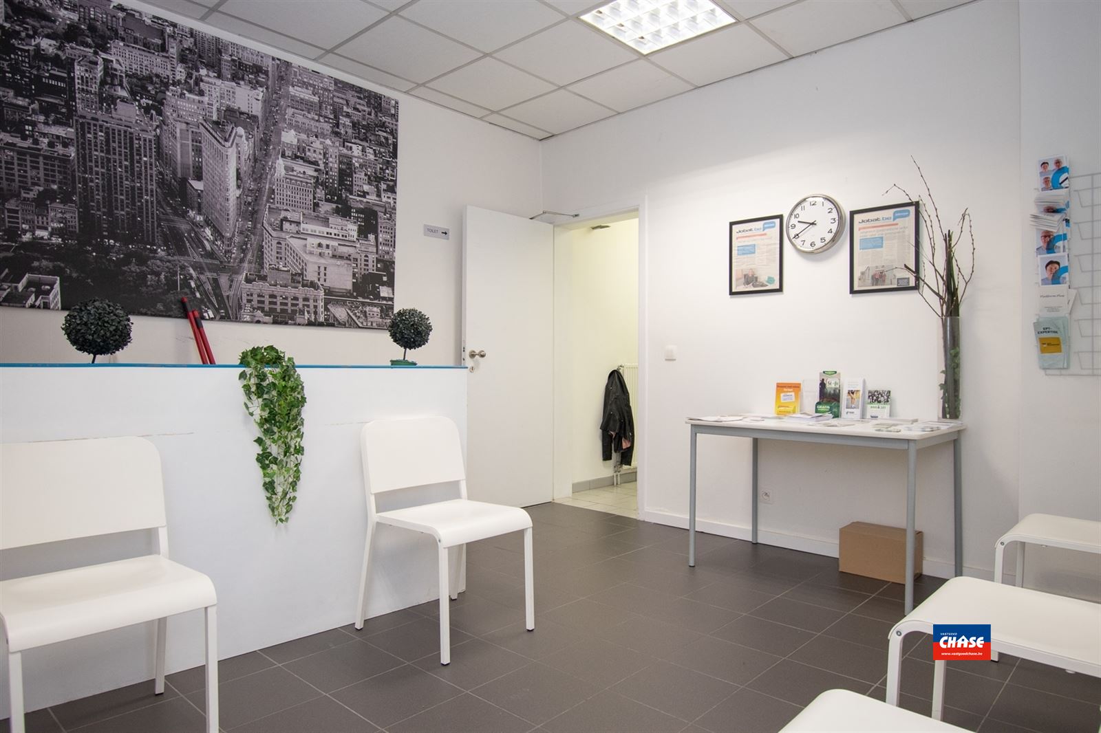 Immeuble avec 3 cabinets et un appartement en duplex - photo 2