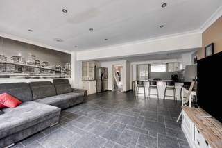 Te koop: Instapklare en gerenoveerde woning in Zaventem – €469.000
📍 Borreveldlaan 18, 1930 Zaventem
Bewoonbare oppervlakte: 162 m² (volgens EPC) – Perceel: 1a43
EPC: B – 182 kWh/m²/jaar | KI: €1.006
📅 Beschikbaar bij akte
Deze energiezuinige eengezinswoning (EPC B) werd volledig gerenoveerd in 2013 en is gelegen in een rustige woonwijk nabij de Brusselse Ring, E40/E19 en de luchthaven. De woning biedt 3 slaapkamers, 2 badkamers en een mooie tuin met oostoriëntatie en tuinhuis.
Indeling:
Gelijkvloers: inkomhal, lichtrijke leef- en eetruimte (33 m²), open keuken met ontbijthoek (12,5 m²), berging en toegang tot de tuin.
1e verdieping: zeer ruime slaapkamer (30,5 m²), badkamer met bad, douche, toilet en dubbele lavabo, aparte wasplaats.
2e verdieping: twee slaapkamers (11,8 m² en 18,5 m²), tweede badkamer met douche en toilet.
Troeven:
✔ Volledige renovatie in 2013 – ramen, leidingen, keuken, badkamers
✔ Dak vernieuwd in 2014
✔ Vaillant-gasketel (2019) – vloerverwarming op gelijkvloers
✔ Dubbele beglazing, PVC-ramen
✔ Geen asbest – waterverzachter – dubbele elektriciteitsteller
✔ Uitstekende ligging en bereikbaarheid
📞 Interesse? Contacteer ons op 02/731 07 07 of via immo@home-consult.be