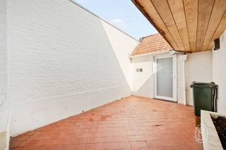 <p>Ontdek deze gezellige en instapklare woning in Ronse, ideaal gelegen vlak bij winkels, openbaar vervoer en belangrijke invalswegen.<br /><br />Indeling van de woning:<br />Gelijkvloers: U komt binnen via de inkomhal, die toegang geeft tot de gezellige woon- en eetkamer. Aansluitend vindt u de keuken en de recent vernieuwde badkamer.<br />Eerste verdieping: Hier bevinden zich drie slaapkamers.<br />Zolderverdieping: De geïsoleerde zolder biedt extra mogelijkheden. Alle aansluitingen zijn reeds voorzien om eenvoudig een vierde kamer te creëren.<br />Buitenruimte: Achteraan geniet u van een gezellige koer/terras met ruime praktische berging en aansluitend een aangenaam tuintje.<br /><br />De troeven van deze woning:<br />-Instapklaar<br />-EPC C — geen renovatieplicht<br />-Goedgekeurde elektriciteit<br />-Geïsoleerde daken<br />-Centrale verwarming op aardgas met condenserende ketel<br /><br />Interesse in deze leuke woning?<br />Contacteer ons via info@immobeguin.be</p>