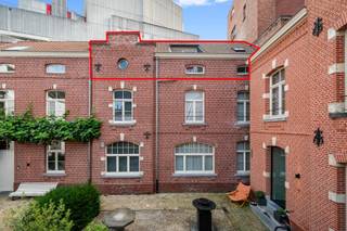 <p>Deze uniek appartement is gelegen in residentie “De Gaepaert” in een historisch pand pal in centrum van Aalst en bevindt zich op de tweede verdieping (geen lift aanwezig). Indeling: een lichtrijke leefruimte met open keuken en praktische berging, een gezellige terras, een toilet, een slaapkamer met aansluitend een badkamer met wastafel en inloopdouche. Tot slot is er een gemeenschappelijke fietsenberging + afvalruimte aanwezig. TROEVEN: zeer mooi afgewerkt,, heel veel natuurlijk licht dankzij de vele glaspartijen, hoge afwerkingsgraad, energiezuinig, unieke locatie met zicht op de binnentuin, gemeenschappelijke fietsenberging aanwezig, onmiddellijk beschikbaar. Meer informatie of bezoek? Contacteer Charlotte van IMMO TROEF: 052 52 52 00 - info@immotroef.be</p>