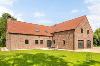 Gelegen in een rustige omgeving, op een steenworp van de Franse grens, is deze traditionele woning gebouwd op een ruim perceel van 5.600 m².De woning biedt mooie volumes en tal van inrichtingsmogelijkheden. Ze bevindt zich momenteel in een ruwe afwerkingsfase, waardoor toekomstige eigenaars ze volledig naar eigen wens kunnen afwerken en aanpassen.De gelijkvloerse verdieping bestaat uit een ruime inkomhal, een lichtrijke woonkamer van 80 m² met mogelijkheid tot het plaatsen van een houtvuur, een afzonderlijke keukenruimte, een wasruimte die momenteel is ingericht als uitgeruste douchekamer, een apart toilet, een bureau of extra slaapkamer, een berging, een grote werkplaats en twee garages met sectionale poorten.Op de bovenverdieping geeft de nachthal toegang tot een apart toilet, een master bedroom met dressing, drie extra slaapkamers, een polyvalente ruimte die kan dienen als speelkamer of bibliotheekhoek, en een nog niet ingerichte badkamer met reeds aanwezige aansluitingen.Buiten geniet het pand van een prachtige tuin, meerdere terrassen waarvan één met barbecue en pizzaoven. De toegang gebeurt via een beveiligde poort. Het terrein biedt tal van mogelijkheden: tuin, moestuin, boomgaard, weide, serre of ontspanningsruimte.Privéparking voor ongeveer 7 wagens met mogelijkheid tot het plaatsen van een carport.Technische kenmerken: vloerverwarming voorzien, PVC-ramen met driedubbele beglazing, conforme elektriciteit, driefasige aansluiting, septische installatie, voorziene ventilatie (VMC), PEB B.Een eigendom met veel potentieel, ideaal voor een gezin dat wil genieten van rust, ruimte en een praktische ligging.