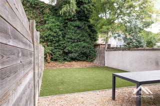 In Gentbrugge, in een gezellige zijstraat van de Brusselsesteenweg, bevindt zich dit pand dat bestaat uit twee wooneenheden. Het gelijkvloers appartement, momenteel verhuurd voor 950 euro, in Ledeberg combineert een praktische indeling met een aangename en ruime private buitenruimte. De leefruimte geniet van veel natuurlijk licht en sluit mooi aan op de eetplaats en de open keuken, die voorzien is van voldoende kast- en werkruimte. De beide slaapkamers zijn volwaardig en bieden voldoende plaats voor een tweepersoonsbed en bijkomend meubilair. Verder beschikt het appartement over een badkamer met douche en lavabo, evenals een afzonderlijk toilet. Achteraan bevindt zich een grote private tuin, onderhoudsvriendelijk aangelegd met kunstgras. Het tweede appartement, 110 m2, verhuurd voor 1.100 euro, is een ruime en lichtrijke woongelegenheid met eigen privétoegang, verdeeld over verschillende niveaus. De woning beschikt over een grote open woonruimte met veel natuurlijke lichtinval, een frisse houten vloer en verzorgde accentpunten die het interieur een hedendaagse uitstraling geven. De open keuken sluit mooi aan op de leefruimte en vormt samen met de eet- en zithoek een aangename centrale leefomgeving. Op dit niveau bevindt zich tevens een slaapkamer met aansluitende badkamer, uitgerust met bad en douche, lavabo en toilet. Aansluitend is er een praktische bergruimte met voorzieningen voor een wasmachine, vanwaar men toegang heeft tot een gezellig terras. Een verdieping hoger bevinden zich nog twee lichtrijke slaapkamers. Op deze verdieping is bovendien een aparte doucheruimte met lavabo voorzien, evenals een afzonderlijk toilet. Bezoekdag: 05/09 : Inschrijven via mail naar tommy@immo-home.be, geen telefonische inschrijvingen! Volg ons op Fb en Insta. Voor meer info: www.immo-home.be. GRATIS SCHATTING &amp; GRATIS FINANCIEEL ADVIES