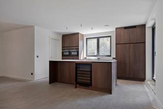 <strong>VERKOOP ONDER REGISTRATIERECHTEN (2% OF 12%) – LAATSTE NIEUWBOUWAPPARTEMENT MET 3 SLAAPKAMERS IN HEVERLEE<br /></strong>(appartement in laatste fase van afwerking)<br /><br />Dit stijlvol nieuwbouwappartement met drie slaapkamers is gelegen op de tweede verdieping van residentie Neroli, een kleinschalig en modern woonproject in de Groenstraat te Heverlee, op slechts 2 km van Leuven.<br /><br />Het appartement beschikt over twee terrassen en een privatieve kelder. Daarnaast is er een ondergrondse autostaanplaats beschikbaar, die kan worden aangekocht aan een prijs van 35.000 EUR.<br /><br />De oplevering is voorzien rond midden april 2026. De verkoop gebeurt onder het stelsel van registratierechten (2% of 12%), wat een financieel interessant alternatief kan zijn ten opzichte van een klassieke nieuwbouwverkoop onder 21% btw.<br /><br />Residentie Neroli combineert hedendaagse architectuur met een duurzame woonkwaliteit. Het appartement wordt verwarmd via vloerverwarming en is uitgerust met 40 individuele zonnepanelen. Dankzij het BEN-label (Bijna-EnergieNeutraal) geniet u van een energiezuinige woning met een hoog wooncomfort en lage energiekosten.<br /><br />Het appartement zal kwalitatief worden opgeleverd met een uitgeruste keuken, een ingerichte badkamer en douchekamer, evenals voldoende stopcontacten. <br /><br />Een ideale combinatie van modern wonen, energie-efficiëntie en een uitstekende ligging nabij het centrum van Leuven.<br /><br />Wenst u meer informatie over dit appartement?<br />Neem gerust contact op via lotte@immogve.be of telefonisch via 0474 38 63 93.