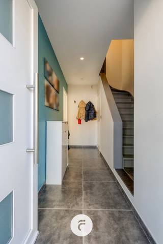 <strong><u>EERSTE BEZOEKDAG OP ZATERDAG 31 OKTOBER. RESERVEER TIJDIG UW BEZOEKMOMENT:</u></strong> Een mooie gezinswoning in een rustige woonbuurt in Lauwe. Bestaande uit inkomhal met apart toilet, perfect droge voorraadkelder en een zeer lichtrijke woonkamer en keuken die uitgeven op het zongericht terras en tuin. Boven zijn 3 volwaardige slaapkamers, de badkamer en een ruime zolder (met mogelijkheden). Achteraan is een handige buitenberging/wasplaats met aansluitend een zeer ruime (fietsen-)berging die ook bereikbaar is via de uitweg achteraan de tuin. Het huis is volledig geschilderd, energiezuinig, asbestveilig én de elektriciteit is conform! 