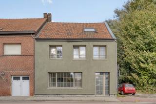 <p><strong>Deze halfopen bebouwing combineert ruimte en comfort met een ideale ligging in Niel. Met vijf slaapkamers en een bewoonbare oppervlakte van 190 m² is dit de perfecte gezinswoning.<br /><br /></strong><strong>Indeling:<br /></strong>We betreden de woning via de ruime inkomhal die uitgeeft op de lichtrijke leefruimte. Aansluitend bevindt zich de volledig ingerichte keuken, uitgerust met koelkast, diepvriezer, oven, kookplaat, vaatwasser en voldoende opbergkasten. Op het gelijkvloers vinden we bovendien een apart gastentoilet en een eerste slaapkamer.<br /><br />De eerste verdieping omvat twee slaapkamers met een aangename lichtinval. De badkamer is voorzien van een ligbad, toilet, lavabo en aansluiting voor wasmachine. Op de tweede verdieping zijn nog twee bijkomende slaapkamers terug te vinden.<br /><br />Buiten beschikt de woning over een gezellige noordoostgerichte buitenruimte.<br /><br /><strong>Bijzonderheden:<br /></strong>Momenteel verhuurd.<br />Bewoonbare oppervlakte: 190 m².<br />5 slaapkamers.<br />Servitudeweg naast de woning.<br />Gunstig EPC (label B).<br /><br /><strong>Ligging:</strong><br />De woning is gunstig gelegen nabij het centrum van Niel, met een vlotte verbinding naar invalswegen, fietspaden, scholen en winkels. Ideaal voor wie rustig wil wonen met alle voorzieningen in de nabije omgeving.</p>