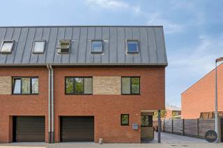 In een doodlopende straat in het rustige en groene Itegem vind je deze recente woning met verrassend veel ruimte en potentieel. Dankzij de...