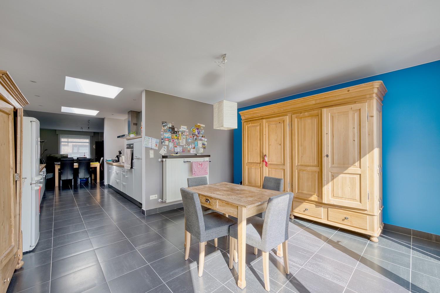 Assebroek, RUIME LICHTRIJKE INSTAPKLARE WONING met GROTE TUIN met UITWEG+ OPRIT , mogelijkheid garage te bouwen,3 SLAAPKAMERS, Badkamer en douchekamer. - foto 3