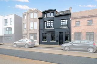 Deze volledig gerenoveerde woning (ca 275m2 bew opp) straalt meteen een authentieke charme uit, dit in combinatie met alle luxe. Men betreedt...