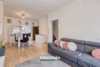 Welkom in deze verzorgde gezinswoning, rustig gelegen nabij het centrum van Willebroek. Met een bewoonbare oppervlakte van ca. 130 m², een praktische indeling en drie volwaardige slaapkamers, aangevuld met een extra bureau, dressing of kinderkamer, biedt deze woning alle ruimte om comfortabel te wonen.Bij het binnenkomen wordt u verwelkomd in een aangename leefruimte waar zithoek en eetplaats naadloos in elkaar overvloeien. Dankzij de grote raampartijen geniet u hier van een mooie natuurlijke lichtinval, wat zorgt voor een aangename woonomgeving.De keuken is functioneel ingericht, maar biedt de nieuwe eigenaar de kans om ze volledig naar eigen smaak en hedendaagse woonwensen te renoveren.Op de verdiepingen bevinden zich drie ruime slaapkamers, aangevuld met een extra kamer die perfect dienst kan doen als bureau, dressing, hobbyruimte of kinderkamer. Ook de badkamer bevindt zich op deze verdieping en is praktisch ingericht met alle nodige voorzieningen.Ook buiten heeft deze woning heel wat te bieden. De aangename tuin met terras vormt de ideale plek om te genieten van zonnige dagen, een barbecue met vrienden of een rustig moment in alle rust.De woning is gelegen op een perceel van 2 are 10 centiare (210 m²), op een gunstige locatie vlak bij het centrum van Willebroek. Winkels, scholen, openbaar vervoer en belangrijke invalswegen bevinden zich op korte afstand, waardoor u geniet van een uitstekende combinatie van rust en bereikbaarheid.Bent u op zoek naar een betaalbare gezinswoning met een praktische indeling en het potentieel om de keuken volledig naar eigen smaak te vernieuwen? Dan is deze woning beslist een bezoek waard.Bestuursmaatregelen in het maatregelenregister: nee
