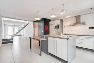 Op zoek naar een woning waar je meteen kan intrekken? Deze volledig gerenoveerde woning in Bissegem combineert een praktische ligging met heel wat troeven.<br /><br />Troeven op een rij:<br />- Gerenoveerd in 2004<br />- Gunstig EPC (LABEL B) van 163 kWh/(m² jaar)<br />- Conforme elektriciteit<br />- Praktische fietsuitweg achteraan<br /><br />De inkomhal met apart toilet leidt je naar de lichtrijke en ruime leefruimte. Daarop aansluitend vind je de open keuken, uitgerust met de nodige toestellen en een handig keukeneiland. Achteraan geniet je in de veranda van de tussenseizoenen, en op het gelijkvloers is er ook nog een (was)berging met toegang tot de kelder.<br /><br />Op de eerste verdieping tref je twee ruime slaapkamers aan, samen met de badkamer die voorzien is van een dubbele wastafel, toilet en ligbad. De voorzieningen voor een extra douche zijn er al aanwezig.<br /><br />De tuin biedt rust en zon, en achteraan geeft de eigendom uit op een park via een eigen uitweg, ideaal om met de fiets langs achter te vertrekken.<br /><br />Plan snel je bezoek en ontdek deze woning met eigen ogen.<br /><br />Referentie: YP/26095/K