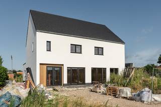 Ben je op zoek naar een kwalitatieve nieuwbouwwoning die je zelf naar wens kan afwerken? Dan is deze CASCO afgewerkte woning  op de Eindhovensebaan te Eksel, dicht bij het groen, de natuur en de belangrijke uitvalswegen misschien wel wat je zoekt.<br />Deze prachtige halfopen woning in casco-afwerking combineert solide bouwkwaliteit met moderne uitstraling en maximale vrijheid voor afwerking.<br /><br />INDELING &amp; VOORDELEN<br /><br />Casco plus opgeleverd:<br /><br />1.Binnenbepleistering muren en plafonds<br />2. Isolatie met EPS-korrels en chape conform EPB<br />3. Elektriciteit installatie, inclusief zekeringkast<br />4. Sanitair leidingen koud en warm water + afvoer<br />5. Warmtepomp (lucht/water) + vloerverwarming gelijkvloers + badkamer + toilet op de verdieping + gang op de verdieping<br />6. Ventilatiesysteem type D inclusief kanalen en roosters<br />7. Regenwaterput aansluiting naar binnen<br />8. Isoleren zolder (PUR platen tegen het zadeldak conform EPB) + chape inbebrepen  <br />9. Zonnepanelen conform EPB met keuring<br /><br /><br />Indeling:<br /><br />Inkomhal met apart toilet, garage, ruime woonkamer met halfopen keuken (+- 47m²) een aparte inkom, schuiframen, zeer ruime berging onder de trap.<br /><br />Verdieping:<br /><br />3 Slaapkamers van respectievelijk +- 17 m², 12 m² en 11m², een badkamer en een apart toilet.<br /><br />Zolder:<br /><br />Technische ruimte en polyvalente ruimte.<br /><br />Pluspunten:<br /><br />Zeer gunstige oriëntatie met veel lichtinval<br />Ruime tuin <br />Vaste trap naar ruime zolderverdieping<br />Energiezuinige BEN-bouw (EPB-verslag beschikbaar)<br />Crepi-gevel met strak design<br /><br />Wens je afwerking?<br /><br /><br />Bouw wordt rondom nog opgeruimd. <br /><br />Heeft u vragen over deze woning? Contacteer ons vrijblijvend voor een afspraak.