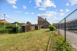 Zeer goed gelegen (op fietsafstand van het station), degelijke half woning met 3 slk, grote tuin, handige garage. VEEL POTENTIEEL...