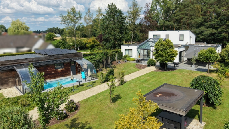 Moderne villa van 247m² op 58 are met bijgebouw-garage en zwembad - foto 1