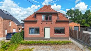 <p>Deze open bebouwing is gelegen in een rustige en gegeerde omgeving en geniet van een uitstekende bereikbaarheid. Winkels, scholen en andere dagelijkse voorzieningen bevinden zich in de nabije omgeving, terwijl ook de autosnelweg op slechts enkele minuten bereikbaar is. Bovendien bevinden de gezellige zomerbars aan het kanaal en Kasteel Terlamen zich op wandelafstand.</p>
<p>Bij het betreden van de woning komt u terecht in de inkomhal, die toegang biedt tot de ruime en lichtrijke woonkamer. Rechts van de inkomhal bevindt zich een extra polyvalente kamer, ideaal als hobbyruimte, bureau of extra slaapkamer.</p>
<p>Verder bevinden zich op het gelijkvloers de keuken en een achterliggende bijbouw die bijkomende mogelijkheden biedt. Ook de praktische badkamer is hier gelegen en is uitgerust met een bad, douche, toilet en badkamermeubel met wastafel.</p>
<p>De eerste verdieping beschikt over drie slaapkamers en een toilet.</p>
<p>Buiten geniet u van een onderhoudsvriendelijke en volledig omheinde tuin, ideaal voor wie privacy en een praktische buitenruimte belangrijk vindt.</p>
<p>De woning dient energetisch gerenoveerd te worden, maar biedt hierdoor net heel wat mogelijkheden om ze volledig naar eigen smaak en hedendaagse woonnormen te moderniseren. Een interessante opportuniteit voor wie op zoek is naar een ruime woning met potentieel op een aantrekkelijke locatie.</p>
<p>Pluspunten:</p>
<p>- open bebouwing</p>
<p>- rustige ligging met vlotte bereikbaarheid</p>
<p>- op slechts enkele minuten van de autostrade</p>
<p>- badkamer op het gelijkvloers met bad en douche</p>
<p>- 4 slaapkamers</p>
<p>- tal van mogelijkheden na energetische renovatie</p>
<p>Maatregelen opgenomen in het Maatregelenregister: nee</p>
<p><span>Voor een bezichtiging ter plaatse of meer info, bel ons op 078/78.78.70, of kom gewoon binnen op ons kantoor, steeds welkom!</span></p>