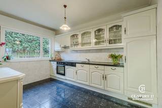 <p><strong>Altijd al willen "leven in weelde"? Dan is deze vrijstaande villa wellicht dé woning voor u!</strong><br /><br />In de grensgemeente <span><span>Weelde</span></span> bevindt zich deze gezellige en gerenoveerde vrijstaande villa met maar liefst vier ruime slaapkamers en een verwarmd buitenzwembad. Een ideale woning voor wie comfort, privacy en luxe wil combineren met ruimte en functionaliteit.</p>
<p>Bij binnenkomst treft u een inkomhal met aansluitend een bureau- of slaapkamer, perfect voor thuiswerk of gelijkvloers wonen. De woonkamer vormt het hart van de woning en biedt toegang tot de geïnstalleerde keuken en de gang. Via de gang bereikt u de zij-ingang, een gastentoilet en een extra logeerkamer.</p>
<p>De bijzonder ruime hoofdslaapkamer kijkt uit op de achtertuin en het zwembad en beschikt over een ensuite badkamer met ligbad, wastafel in meubel en een eigen toilet. De praktische bergruimte geeft via een afsluitbare schuifraam toegang tot het overdekte terras en de tuin.</p>
<p>Op de bovenverdieping leidt de vaste trap naar een royale overloop met toegang tot een ruime slaapkamer, een even ruime dressing en een luxueuze badkamer uitgerust met douche, dubbele wastafel, toilet en Finse sauna. Het aangrenzende terras beschikt over een unieke waterglijbaan die uitkomt in het met warmtepomp verwarmde zwembad. Het terras en de boordstenen zijn uitgevoerd in gebrande natuursteen, wat zorgt voor een stijlvolle en hoogwaardige uitstraling.</p>
<p>De volledig omheinde tuin garandeert optimale privacy en wordt vervolledigd door een gezellig barretje, een ruime garage en een automatisch bedienbare toegangs- en garagepoort.</p>
<h3>Pluspunten</h3>
<ul>
<li>
<p>Volledige privacy</p>
</li>
<li>
<p>Volledig omheind perceel</p>
</li>
<li>
<p>Verwarmd zwembad met waterglijbaan</p>
</li>
<li>
<p>2 badkamers en 4 slaapkamers</p>
</li>
<li>
<p>Mogelijkheid tot combinatie werk/wonen</p>
</li>
<li>
<p>Geïsoleerde kruipruimte</p>
</li>
<li>
<p>Aangelegd terras in gebrande natuursteen</p>
</li>
<li>
<p>CV-ketel vernieuwd (2026)</p>
</li>
<li>
<p>Ruime garage en oprit voor meerdere wagens</p>
</li>
<li>
<p>Centrale ligging, op een letterlijke steenworp van de Nederlandse grens</p>
</li>
<li>
<p>Vlakbij het gezellige Baarle-Nassau/Hertog en op korte afstand van Turnhout</p>
</li>
</ul>
<p>Een instapklare villa waar luxe, comfort en privacy centraal staan.</p>