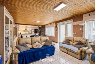 Voor meer info en foto’s, surf naar www.swevers.be – Instapklare gesloten bebouwing op een rustige, landelijke locatie in Zoutleeuw. Deze woning aan de Linterseweg 44/D combineert comfort, praktische ruimtes en energiezuinige investeringen met een vlotte bereikbaarheid van scholen, kinderopvang, openbaar vervoer en winkels. De woning werd gebouwd in 1991 en biedt een bewoonbare oppervlakte van 109 m² op een perceel van 195 m². Binnen geniet u van een ruime leefruimte van ca. 42,5 m² met veel lichtinval en plaats voor een gezellige zithoek en eetkamer. De open keuken van ca. 20 m² sluit hier mooi op aan en vormt een aangename plek om te koken en samen te zijn. Verder zijn er twee volwaardige slaapkamers van telkens ca. 15,75 m², flexibel in te richten als slaapkamer, bureau of hobbyruimte. De badkamer is centraal gelegen en de praktische hal zorgt voor een overzichtelijke indeling. Achteraan bevindt zich een garage van ca. 25 m², ideaal voor een wagen, fietsen, opslag of werkruimte. Ook op energetisch vlak scoort deze woning sterk. Het dak werd vernieuwd en geïsoleerd met 10 cm PIR-isolatie. Daarnaast zijn er zonnepanelen met nog acht jaar productgarantie en een thuisbatterij, wat bijdraagt aan een lagere energiekost. Het zuidgerichte terras van ca. 23 m² biedt een rustige buitenplek om te ontspannen. Dankzij de ligging woont u landelijk én centraal, met bus, school, kinderopvang, winkels en ontspanning vlakbij. Ook recreatiedomein Het Vinne ligt op slechts 4,5 km. Ideaal voor starters, alleenstaanden of koppels die zorgeloos willen wonen. Voor meer informatie, bel 012 699 900. Bron bewoonbare oppervlakte: EPC – verslag.