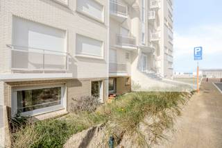 Vlakbij de zeedijk van Koksijde vinden we residentie Vista Del Mar met een goed onderhouden appartement (54m²) te koop. Rustig gelegen met het...