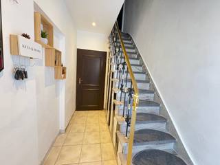 eze instapklare woning is rustig gelegen en vormt de ideale starterswoning. Dankzij de gezellige tuin, twee privatieve staanplaatsen vooraan en de gunstige ligging nabij het stadscentrum, scholen, winkels en belangrijke invalswegen geniet u hier van alle comfort.

<p><strong>Indeling</strong><br />Op het gelijkvloers vindt u een inkomhal, een lichtrijke leefruimte, een open keuken, een veranda, een praktische berging, een badkamer, een apart toilet en een gezellige tuin.</p>

<p>Op de eerste verdieping bevinden zich twee volwaardige slaapkamers.</p>

<p>De tweede verdieping beschikt over een reeds geïsoleerde zolder, die perfect kan worden ingericht als derde slaapkamer, bureau of hobbyruimte.</p>

<p><strong>Troeven</strong></p>

<ul><li>Instapklaar</li><li>Rustige ligging</li><li>Gezellige tuin</li><li>2 privatieve staanplaatsen</li><li>Gunstig EPC</li><li>Conforme elektrische installatie</li><li>Mogelijkheid tot een derde slaapkamer</li><li>Nabij het stadscentrum, scholen, winkels en openbaar vervoer</li></ul>

<p>Bent u op zoek naar een verzorgde woning waar u meteen kunt intrekken? Dan is deze eigendom zeker een bezoek waard!</p>