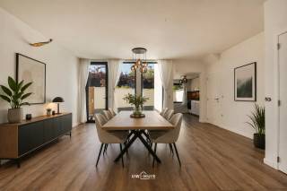 Bent u op zoek naar een eigendom waar wonen en ondernemen perfect samengaan? Dan biedt deze volledig vernieuwde handelswoning in het hart van Hamme een uitzonderlijke kans. Het pand combineert een commercieel gelijkvloers met een ruime, luxe afgewerkte gezinswoning en tal van gebruiksmogelijkheden.<br /><br />De handelsruimte (45m²) op het gelijkvloers beschikt over een aparte inkom en geniet van een uitstekende zichtbaarheid dankzij de centrale ligging. Hierdoor is het pand geschikt voor uiteenlopende activiteiten zoals een winkel, kantoor, praktijkruimte of vrij beroep.<br /><br />Het woongedeelte verrast met zijn royale volumes en hedendaagse afwerking. Op het gelijkvloers bevindt zich een aangename leefruimte met open, volledig uitgeruste keuken. Dankzij de grote raampartijen geniet u hier van veel natuurlijke lichtinval. Aansluitend vindt u een zonnig terras met een praktische achteruitgang naar de straat.<br /><br />De eerste verdieping omvat vier volwaardige slaapkamers en twee badkamers, waardoor comfort voor het hele gezin gegarandeerd is. Op de tweede verdieping bevinden zich nog twee extra slaapkamers en een derde badkamer. Deze indeling maakt het pand eveneens interessant voor grote gezinnen, kangoeroewonen, co-housing of het ontvangen van gasten.<br /><br />In 2023 onderging het gebouw een grondige renovatie, waardoor u geniet van modern wooncomfort en een instapklare afwerking. Bovendien beschikt het pand over een EPC-label C en is het volledig asbestvrij.<br /><br />De centrale ligging zorgt ervoor dat winkels, scholen, horeca en openbaar vervoer zich op korte afstand bevinden. Een veelzijdige eigendom met tal van mogelijkheden voor zowel particuliere als professionele doeleinden.<br /><br />Interesse? Neem contact op voor meer informatie of een bezichtiging ter plaatse.<br />