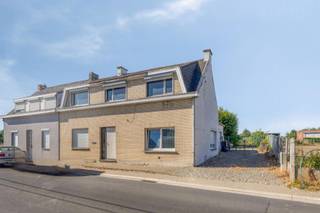 Ben je op zoek naar een te renoveren halfopen bebouwing op een rustige ligging in Oordegem? Zoek niet verder! Deze woning te Klinkaard 68A heeft het potentieel om jouw droomwoning te worden. <br /><br />Indeling gelijkvloers:<br />- Inkomhal<br />- Woonkamer met open keuken<br />- Extra polyvalente ruimte (4e slaapkamer, bureau, praktijkruimte, etc.)<br />- Badkamer met ligbad en toilet<br />- Technische ruimte met apart toilet<br />- Ruime garage<br />- Werkplaats/opslagruimte met veel potentieel<br /><br />Indeling eerste verdieping:<br />- Nachthal<br />- 3 slaapkamers (waarvan 1 met aanpalende dressing)<br /><br />Bijzonderheden:<br />- Tuin en terras<br />- Ruime oprit en garage<br />- Uitzicht op achtergelegen weiden <br />- Goede ligging nabij winkels, scholen, restaurants, openbaar vervoer, invalswegen, etc. <br />- Groot potentieel om hier een prachtige/ruime woning van te maken - voldoende ruimte <br /><br />Ben jij klaar om de handen uit de mouwen te steken en hier jouw droomwoning van te maken? Plan dan zeker jouw bezoek in voor het bezoekmoment op zondag 23/08 via de volgende link: https://www.albert.immo/listing/dwelling-for-sale-9340-lede-oordegem-7809254 of door contact op te nemen met Jill via jill.de.deurwaerdere@albert.immo of 0495 69 61 64. <br /><br />Bij Albert kom je thuis